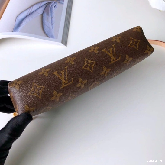 WIS PALLAS CHANELUTCH Louis Vuitton 1028